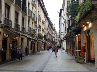 Narrow streets. Tour in San Sebastian